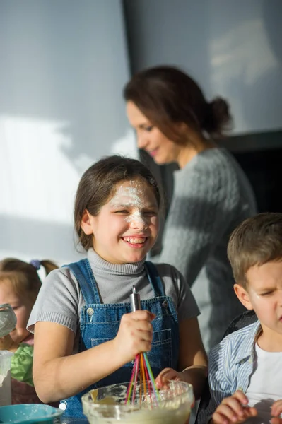 Mother Three Children Prepare Something Dough Children Very Much Faces — Stock Photo, Image