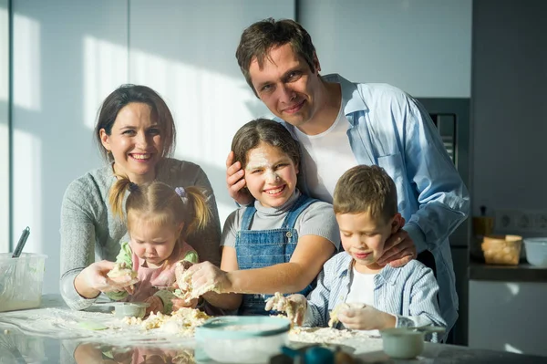 Grande Família Prepara Algo Massa Farinha Pais Três Filhos Mesa — Fotografia de Stock