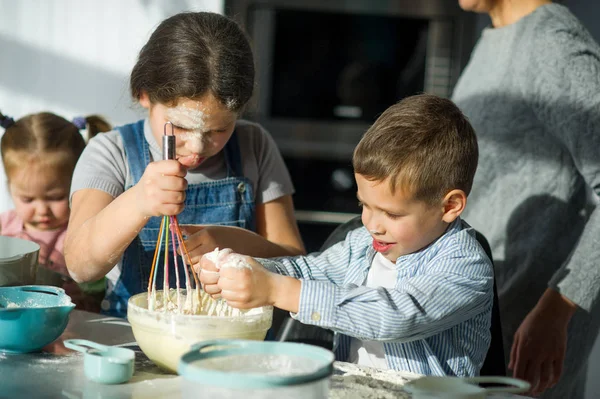 Mother Three Children Prepare Something Dough Children Very Much Faces — Stock Photo, Image