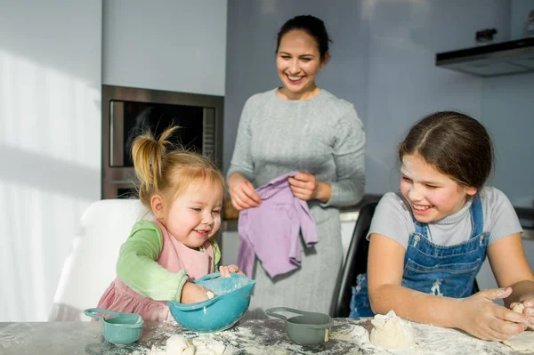 Mom Teaches Two Little Daughters Cook Dough Children Pleasure Engaged — Stock Photo, Image