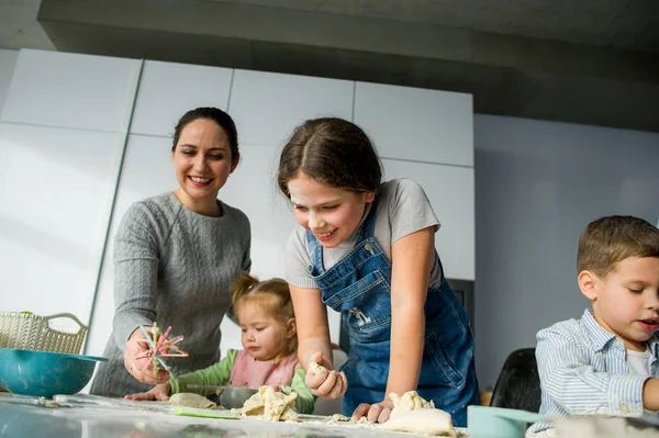 Mãe Ensina Seus Três Filhos Cozinhar Família Está Preparando Algo — Fotografia de Stock