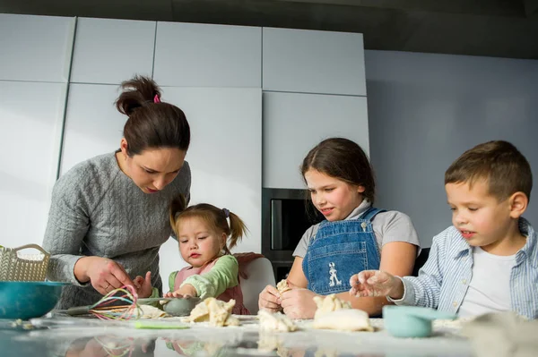 Madre Enseña Sus Tres Hijos Cocinar Familia Prepara Algo Partir — Foto de Stock