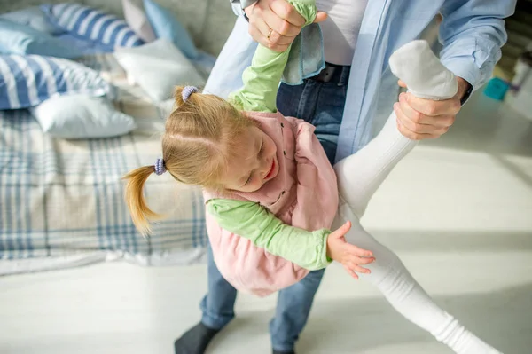 Père Joue Avec Petite Fille Enfant Rit Plaisir — Photo