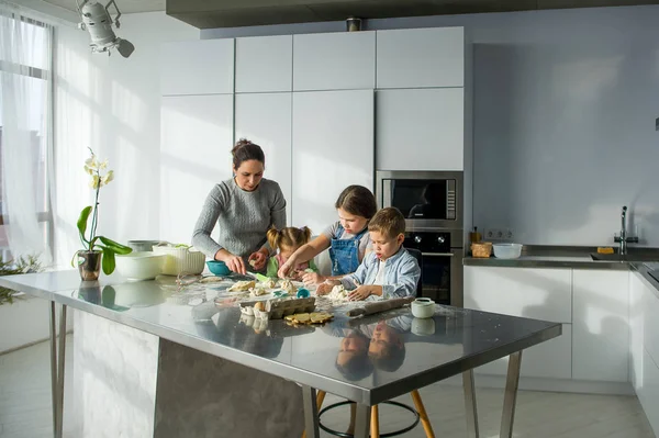 Mère Apprend Ses Trois Enfants Cuisiner Famille Prépare Quelque Chose Image En Vente