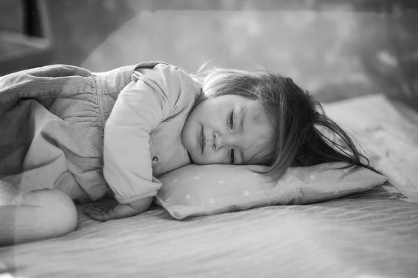 Klein Meisje Valt Slaap Het Bed Baby Moe — Stockfoto