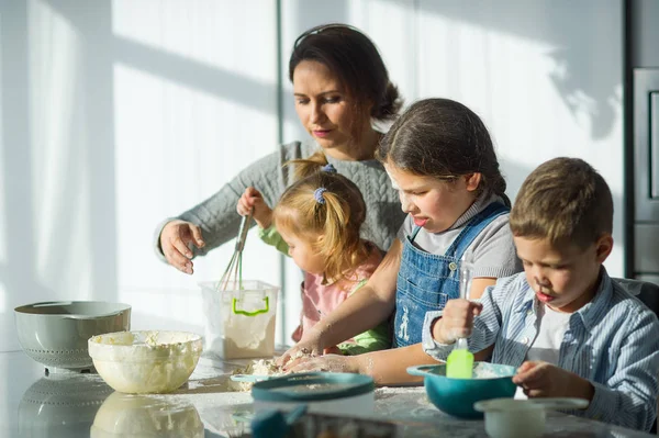 Mother Teaches Her Three Children Cook Family Preparing Something Dough — Stock Photo, Image