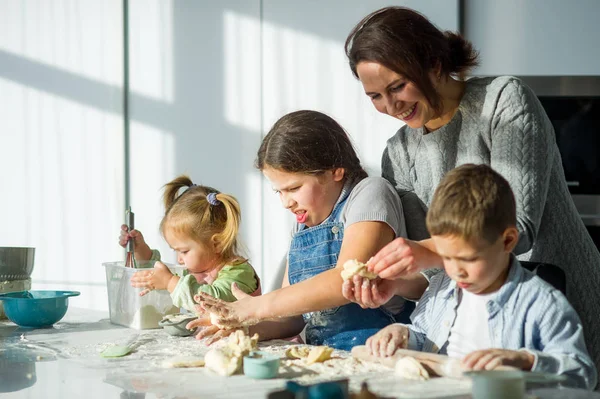 Madre Enseña Sus Tres Hijos Cocinar Familia Prepara Algo Partir —  Fotos de Stock