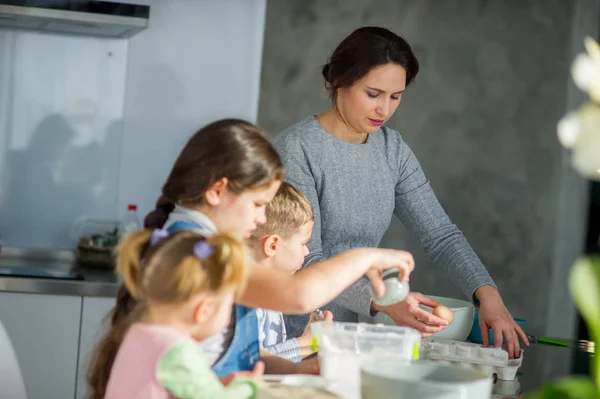 Moeder Leert Haar Drie Kinderen Koken Familie Bereidt Iets Voor Rechtenvrije Stockafbeeldingen