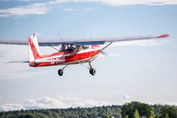 Красный Cessna 150 Взлетает Взлетной Полосы — стоковое фото