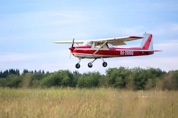 Красный Самолет Cessna 150 Приближается Земле — стоковое фото