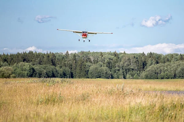 Het Rode Cessna 150 Vliegtuig Landt Stockfoto