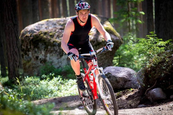 Uomo Guida Una Mountain Bike Una Strada Forestale — Foto Stock