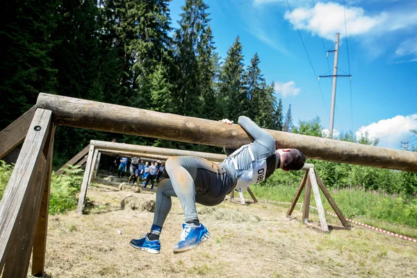 Idrottare Övervinna Hinder Äventyrsloppet Hjältar — Stockfoto