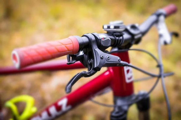 Punho Freio Uma Bicicleta Montanha Vermelha — Fotografia de Stock