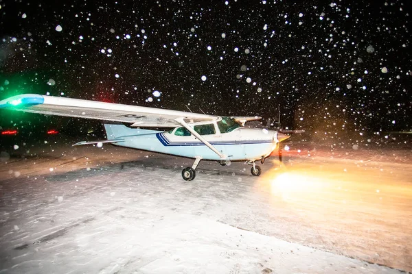 Самолет Cessna Готовится Полету Снежную Бурю — стоковое фото