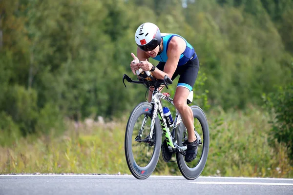 Triatleta Supera Fase Ciclo Sestroretsky Triatlo 113 2019 — Fotografia de Stock