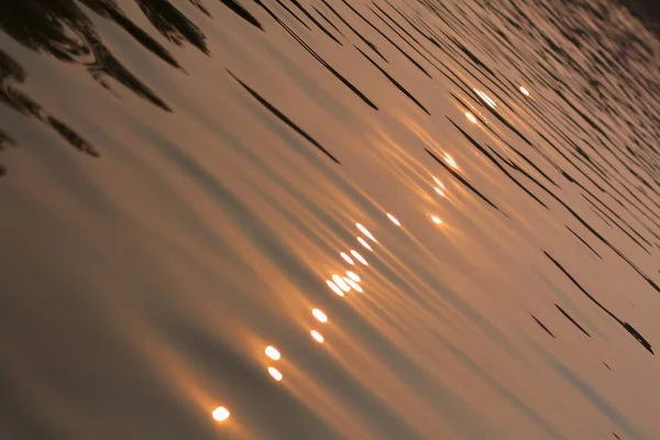Sonnenblendung Auf Wasserwellen Bei Sonnenuntergang — Stockfoto