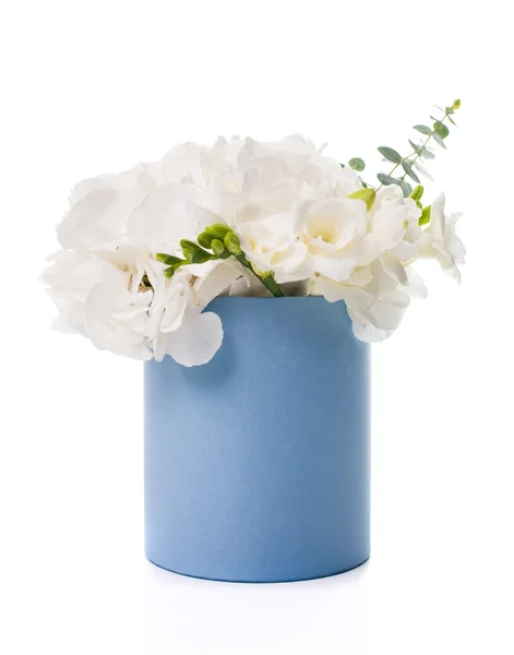 在蓝色的圆盒白色绣球花的花束 — 图库照片