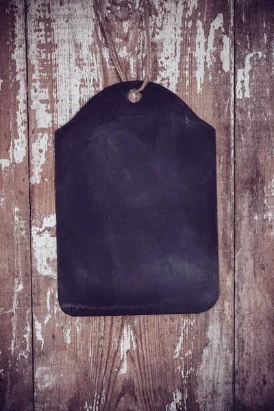Schwarze Tafel auf altem Holzbretthintergrund — Stockfoto