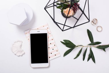 smartphone modeli ile kadınsı masa üstü flatlay