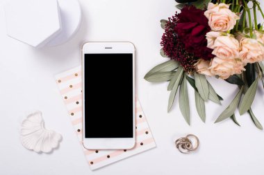 smartphone modeli ile kadınsı masa üstü flatlay