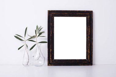 Ahşap çerçeve ve çiçekler, ev dekorasyon mock-up