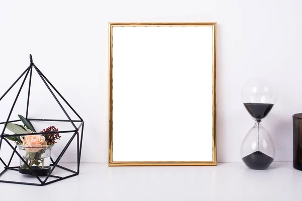 Arany kocka modell a fehér fal — Stock Fotó