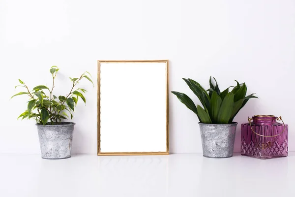 Золота рамка макет на білій стіні — стокове фото