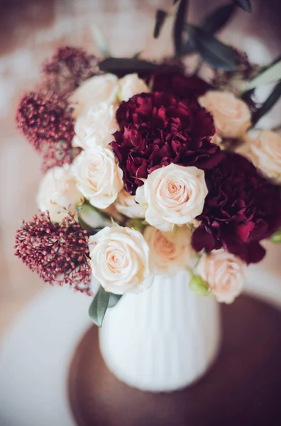 Bouquet van rozen en anjers — Stockfoto