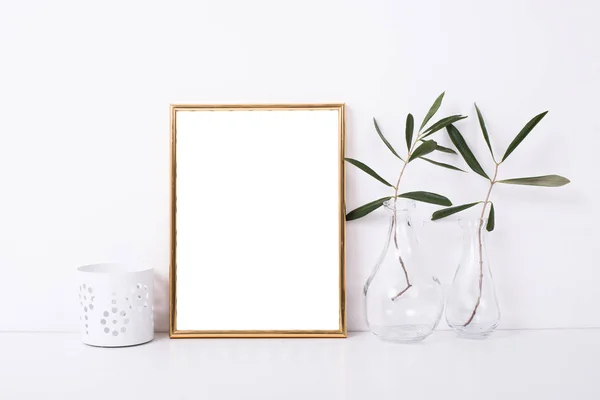 Золота рамка макет на білій стіні — стокове фото