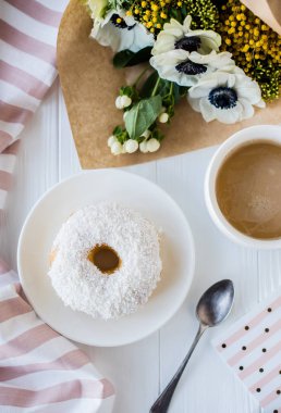 kahve ve çörek taze çiçekler ile