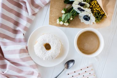 kahve ve çörek taze çiçekler ile