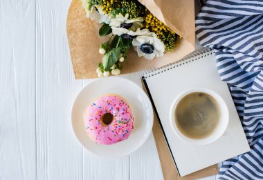 kahve ve çörek taze çiçekler ile