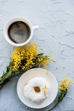 Fincan kahve ve çörek beton zemin üzerine