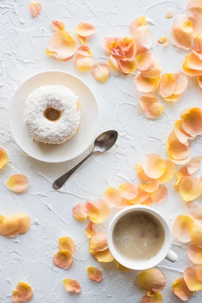杯咖啡和甜甜圈白色带纹理的背景上 — 图库照片