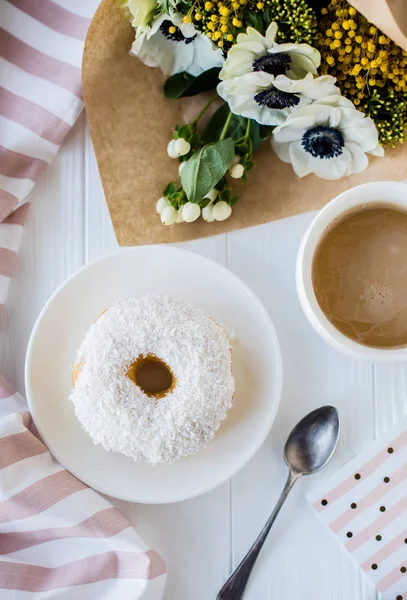 kahve ve çörek taze çiçekler ile