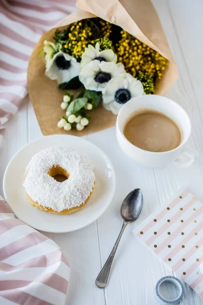 Kahve ve çörek taze çiçekler ile — Stok fotoğraf