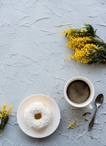 Kopje koffie en een donut op concrete achtergrond — Stockfoto
