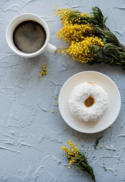 Kopje koffie en een donut op concrete achtergrond — Stockfoto