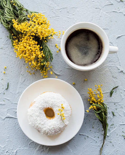 Чашка кави і пончик на бетонному фоні — стокове фото