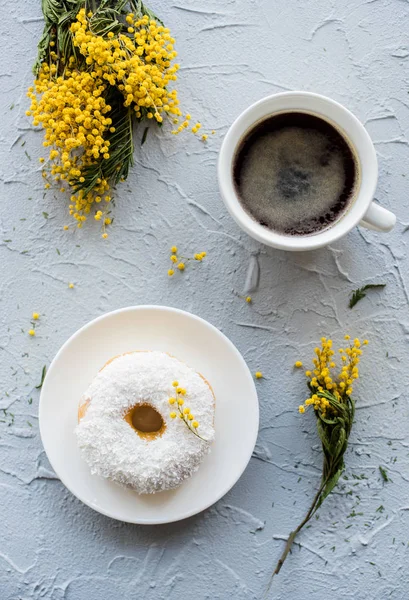 Kopje koffie en een donut op concrete achtergrond — Stockfoto