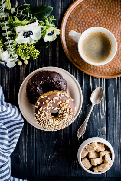 Coffe와 검은 나무에 초콜릿 도넛의 컵 — 스톡 사진