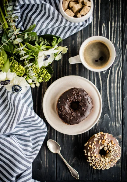 Coffe와 검은 나무에 초콜릿 도넛의 컵 — 스톡 사진