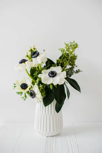 Elegante buquê de anêmonas — Fotografia de Stock