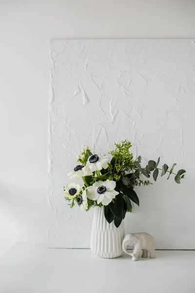 Bouquet élégant d'anémones — Photo