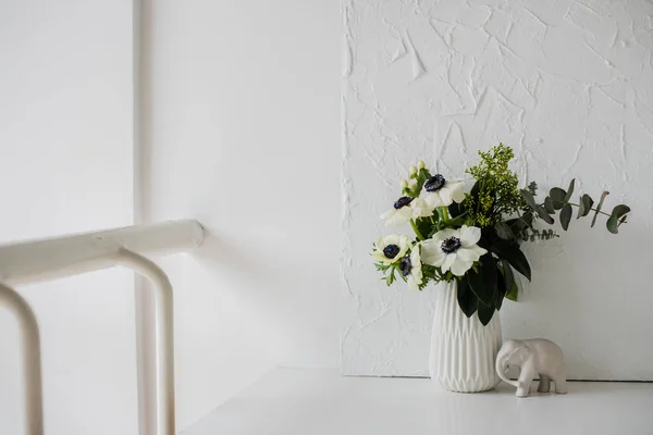 Elegantní kytice sasanky — Stock fotografie