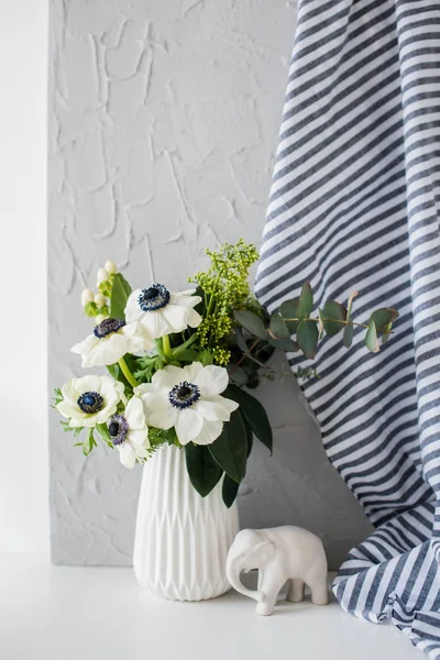 Zátiší s elegantní kytice sasanky — Stock fotografie