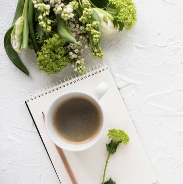 Bahar çiçekleri ile kadınsı flatlay