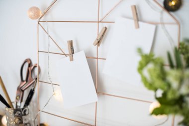 Kadınsı hipster ofis masa dekorasyonu