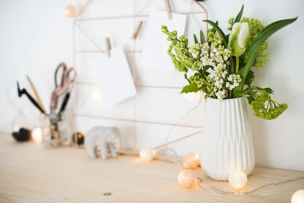 Vrouwelijke hipster office tafeldecoratie — Stockfoto